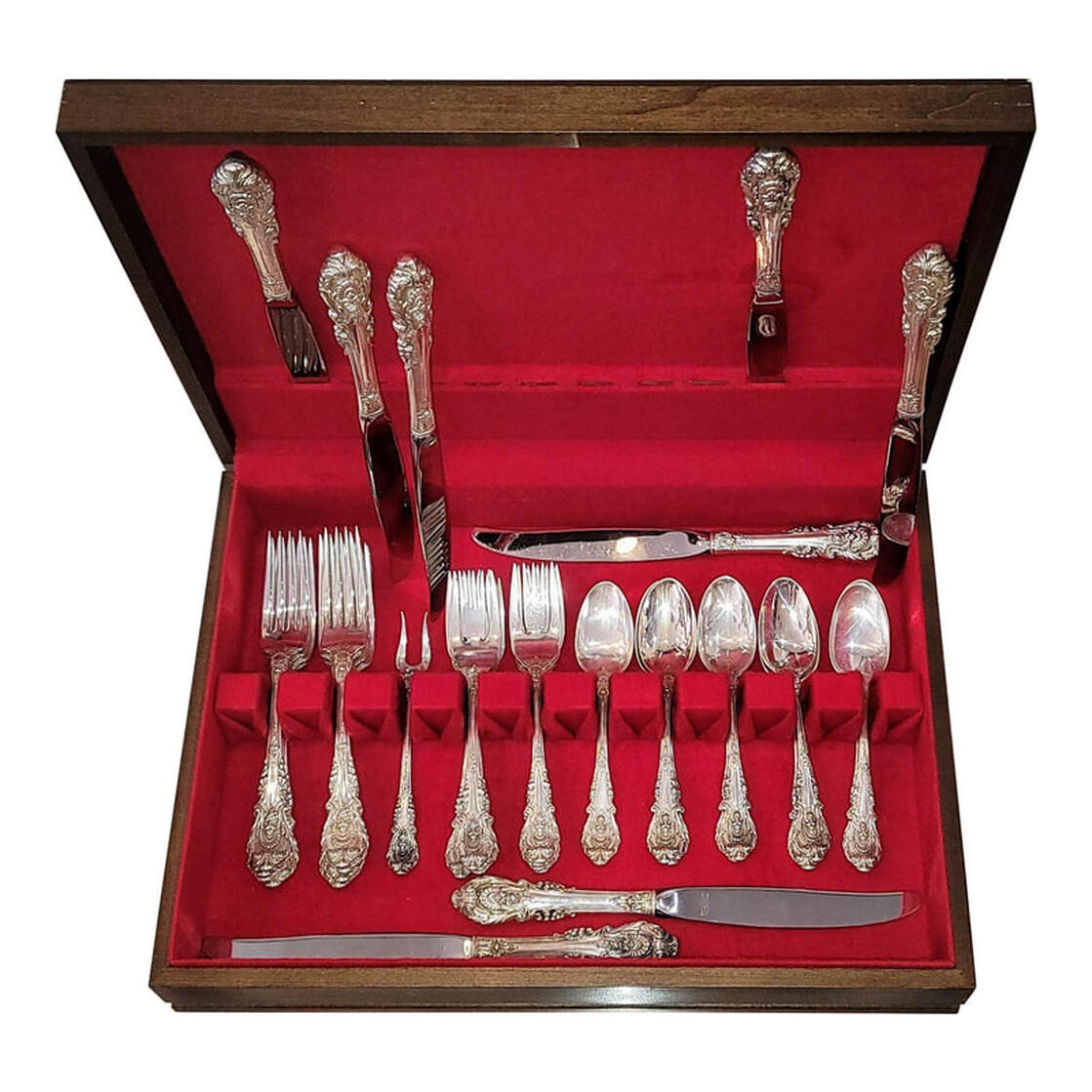 Boxed vintage Sterling Silver flatware set in the Sir Christopher pattern, created and introduced in 1936 by Wallace Silversmiths, Inc / Robert Wallace & Sons, Wallingford, Connecticut. The Sir Christopher pattern was created to honor renowned British architect Sir Christopher Wren. The Sir Christopher Pattern was designed by William Warren, the most famous of the Wallace designers. William Warren also designed the Grand Baroque pattern which is considered to be one of the most popular patterns ever produced in Sterling Silver flatware. The Sir Christopher pattern is an English Renaissance style with an intricate chased design. The pattern was advertised until about 1950. The set includes: 8 Hollow Ware Knives at 9